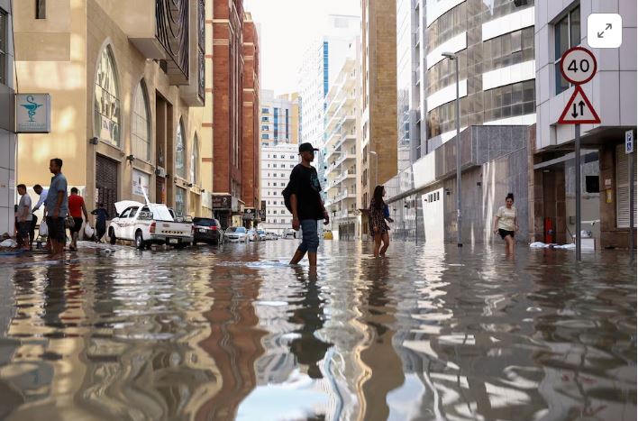 دبی پس از باران های شدید که شهر صحرایی پر زرق و برق را باتلاق کرد، پاکسازی می شود	